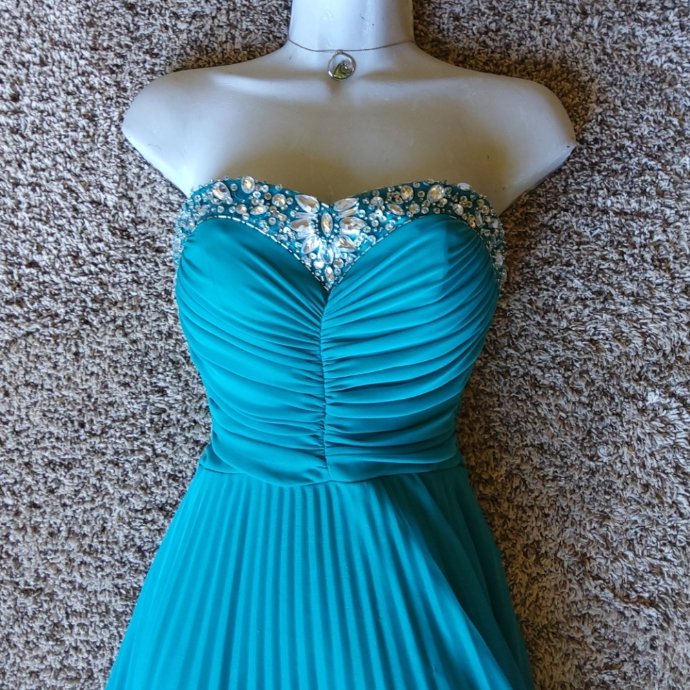 B. DARLIN Dress - Picture 6 of 7